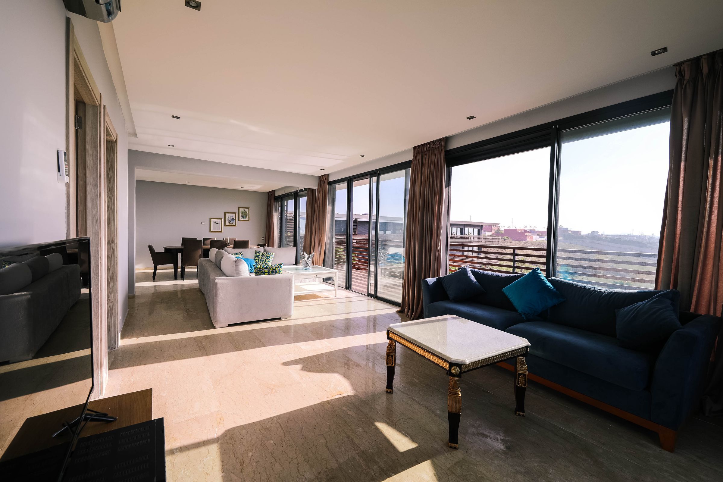 Sala amplia con ventanales y vista a la ciudad