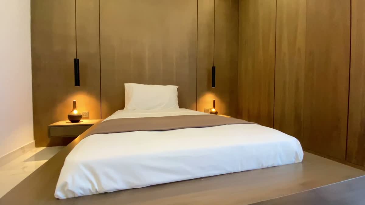 Dormitorio con luz cálida en un alojamiento de Tu RentaSmart